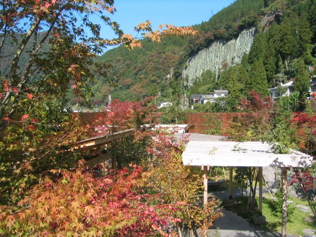 鯉登で有名な人気の温泉地“杖立温泉”