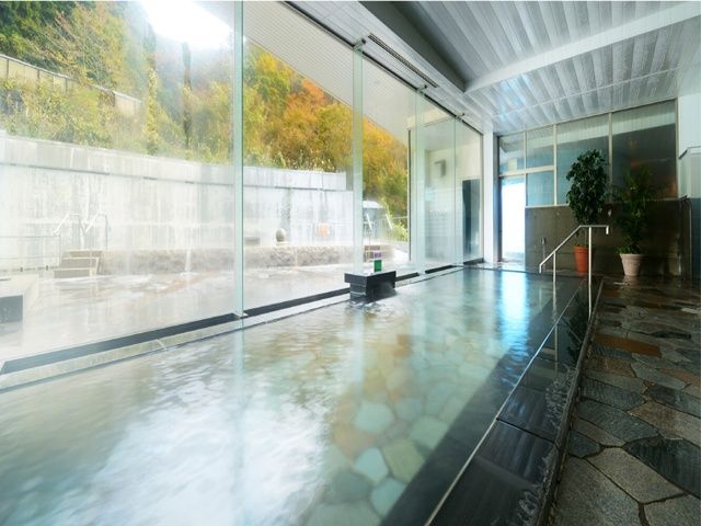 自然を感じられる大浴場はお仕事中入浴可能です♪