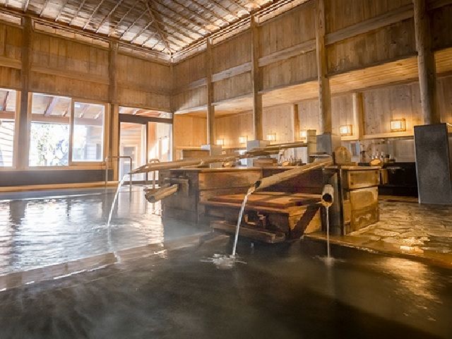 お仕事後は雰囲気に味がある温泉で癒されてください♪