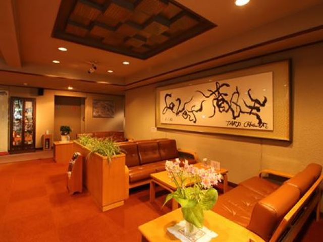 『太陽の塔』でおなじみの岡本太郎さんにゆかりあるホテルです！館内には作品の展示もあります