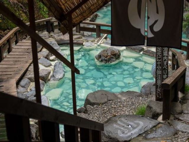 渓流沿いにある公衆浴場は温泉街の中で一番大きな露天風呂です☆野趣溢れる温泉が魅力の一つ！