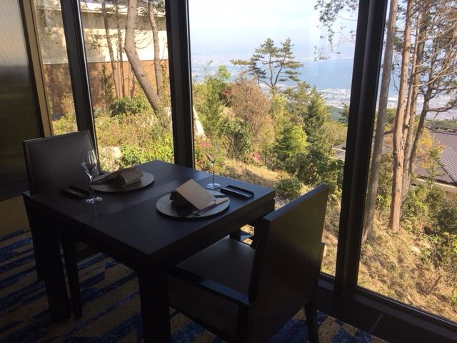 開放感のあるレストランでお仕事