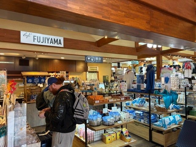 河口湖駅周辺はたくさんの売店があるのでショッピングも楽しめます！