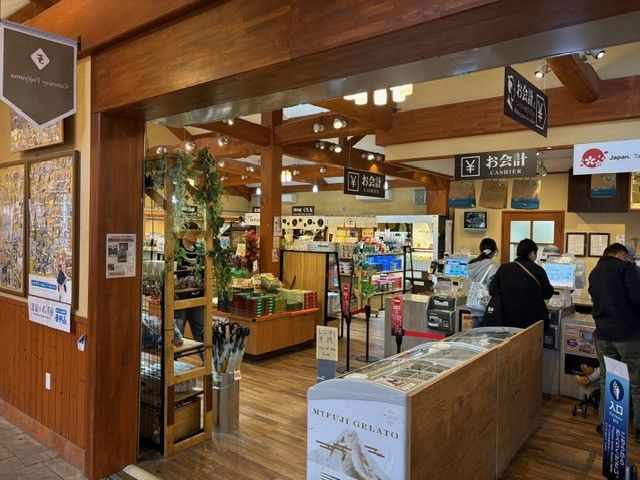 河口湖駅周辺はたくさんの売店があるのでショッピングも楽しめます！