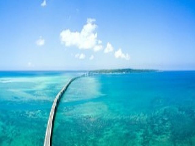 宮古本島と伊良部島で全長3540mの伊良部大橋！！
無料で渡れる橋としては日本一の長さ☆彡