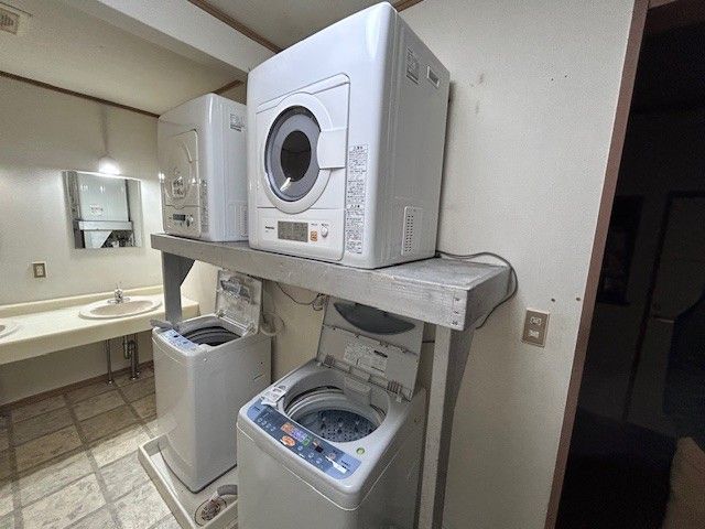 寮の1階に洗濯機・乾燥機あります。
譲り合って使ってくださいね！