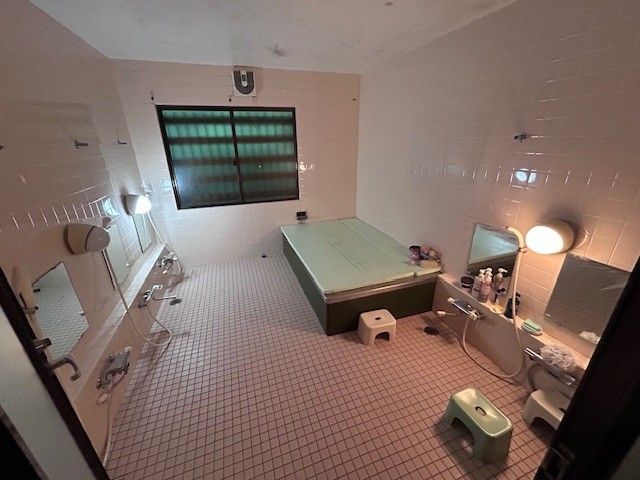 寮の1階に浴場があります。
仕事の疲れはここで癒しましょう！