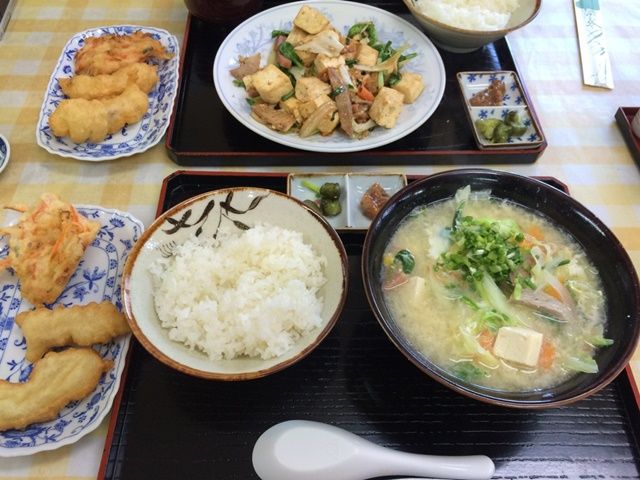 味噌汁が主役？そう、沖縄では具沢山な味噌汁をおかずにする味噌汁定食があります。他にも・・・