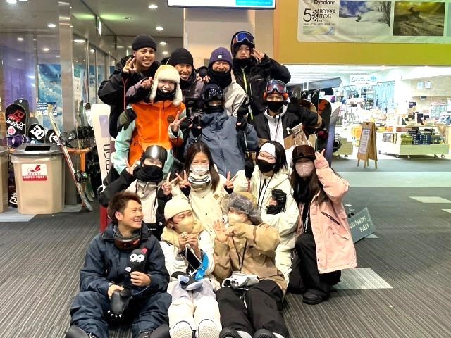 リゾバ仲間たくさん!!勤務終了後は近隣スキー場でナイターも滑れますよ☆