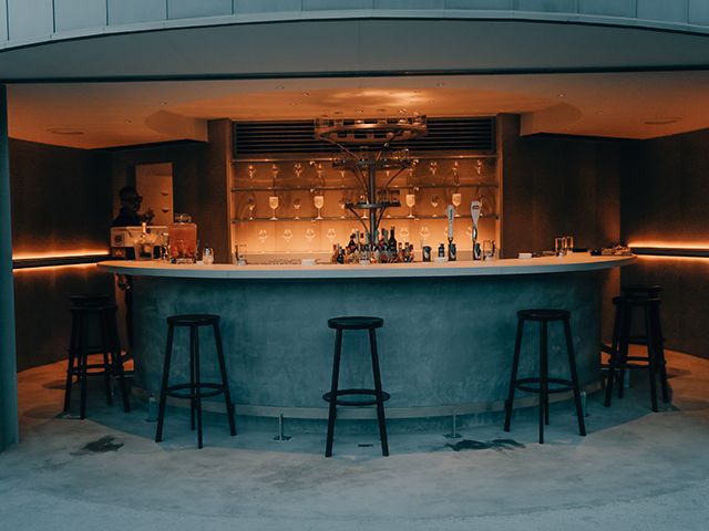 プールサイドにある素敵なbarでのお仕事もあります！