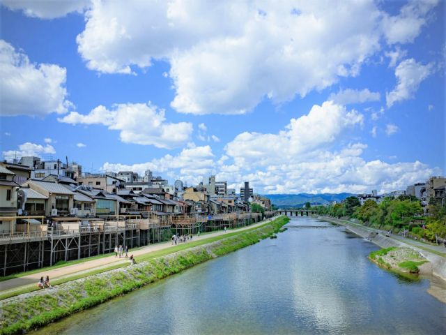 人気スポットの鴨川沿いでウォーキングも是非試してください！