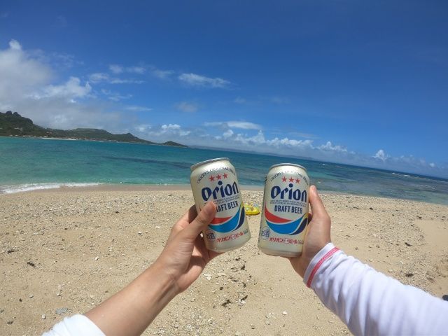 お休みの日はビーチでカリー(乾杯)！！