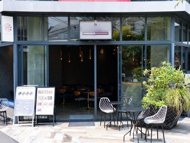 おしゃれなカフェで接客のお仕事です♪