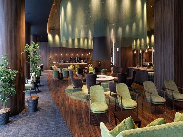 プレミアムラウンジでは暖炉の火を眺めたり、おしゃべりをしたり、思い思いの時を過ごせます♪