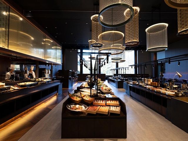 大きな窓から四季の移ろいを感じ、花巻まつりの文化が息づく空間を堪能できます！