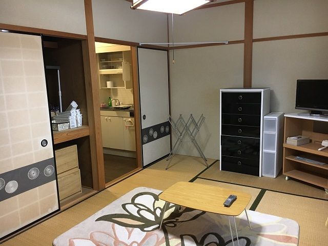 お部屋内に電子レンジ・冷蔵庫・洗濯機などあります。
ミニキッチンもあり、自炊できます。