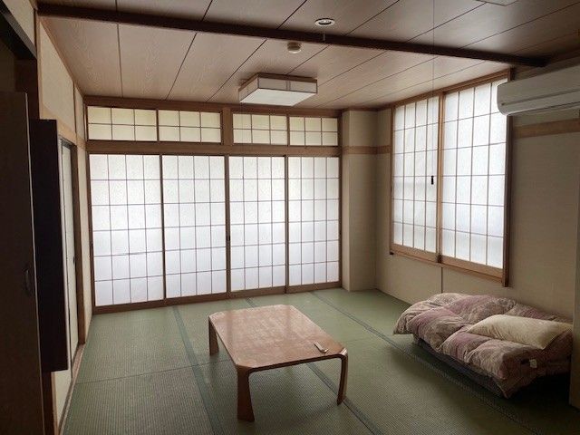 徒歩10分程のところに寮を完備☆
トイレ・風呂付の寮になります！！