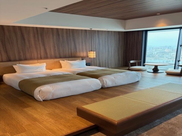 琉球特有の陶器などを取り揃えた客室は素敵な空間です！！