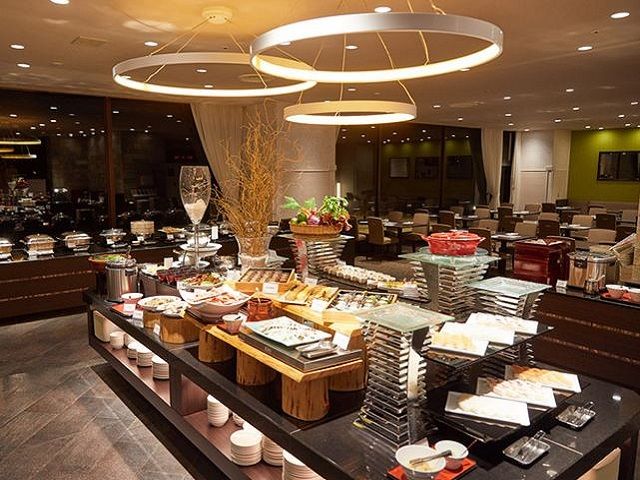 基本ブッフェですが一部コースもあります！経験者も活躍できます。