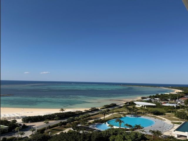 ホテルのフロントからはエメラルドビーチの海が広がっています！！
これを機に是非沖縄へ！
