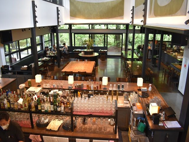 お店の内観！大きな吹き抜け空間に木目の天井がとってもお洒落です。