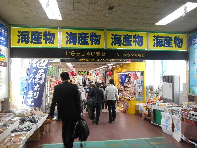 両津港内にはお土産屋さんがたくさんあります！