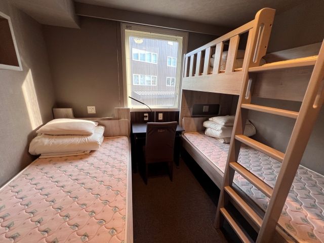 相部屋ですがホテルの客室です！