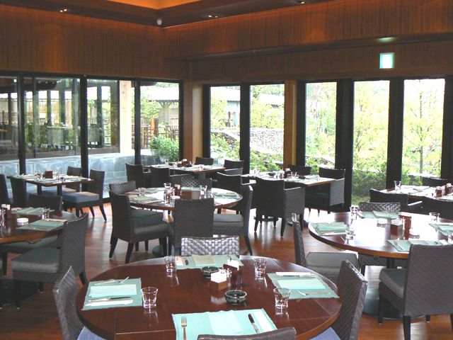 緑あふれるロケーション、清潔感あふれるビュッフェレストランが職場になります！