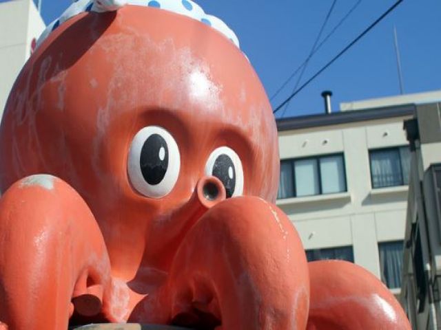 巨大なタコのモニュメントが出迎えてくれます。
ぜひ記念撮影してみてください！