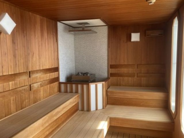 サウナも有名なホテルでのフロントのお仕事です。語学スキルも活かせます！