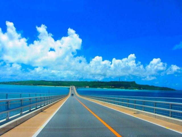 開通しました『伊良部大橋』！！交通量も多いので写真撮影の際はご注意ください・・・