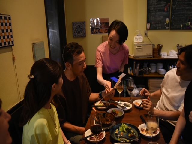 学生やサラリーマンで賑わう商店街に位置するレストラン(^O^)