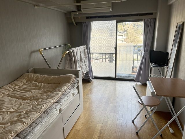 寮はフローリングタイプの1ルーム個室です。ユニットバスがお部屋の中についております。