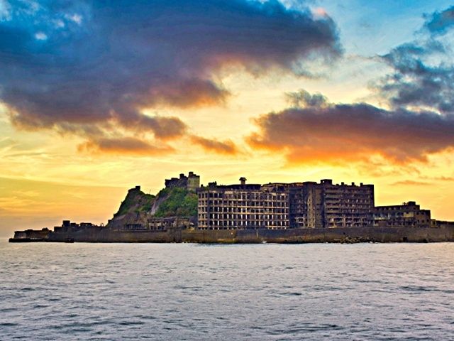 炭鉱で栄えた無人島。廃墟群が当時の姿を伝えています。