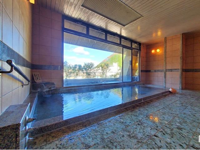 お仕事終わりは毎日温泉♪
とろとろの天然温泉は美肌の湯と名高い名湯です!!