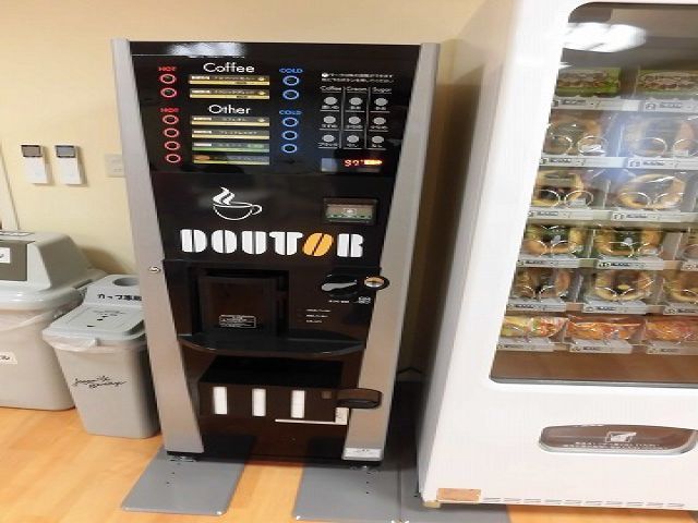 寮の中には軽食が購入できる自販機、コーヒーなどがあります！