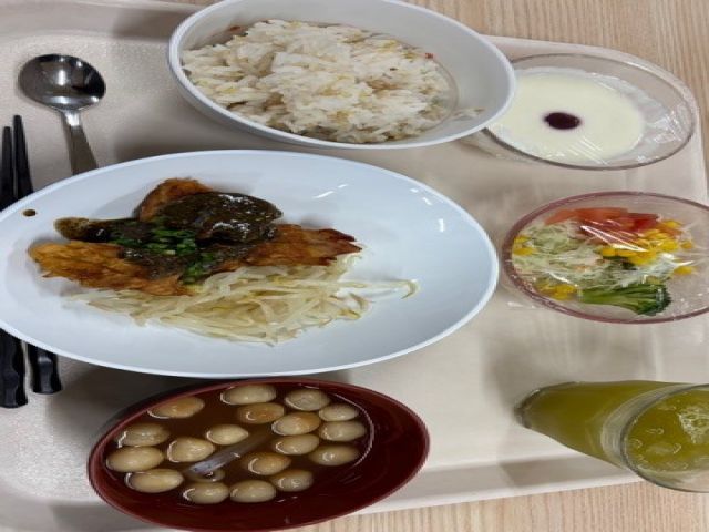 食堂のご飯は大人気！毎日３つの種類から選べます！
