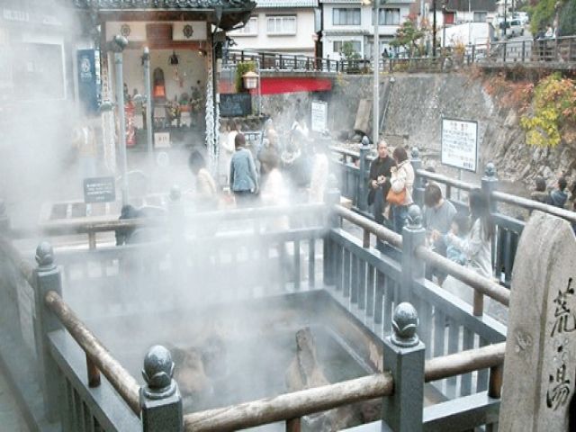 荒湯も車で５分！湯つぼで温泉たまごを作るのが有名ですよ！