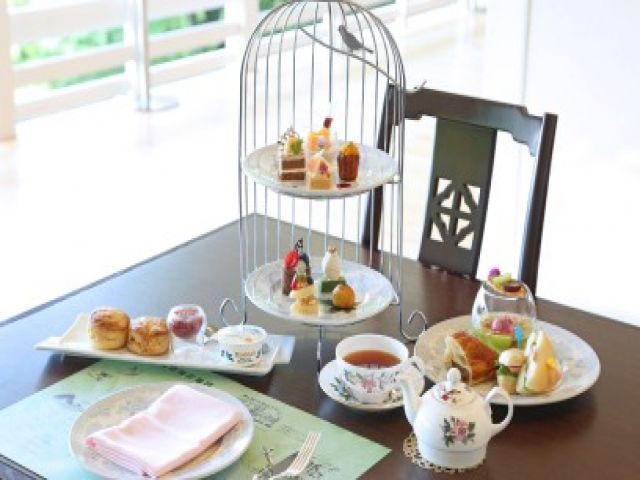 お菓子やお飲み物、アフタヌーンティーなどを提供していただきます！