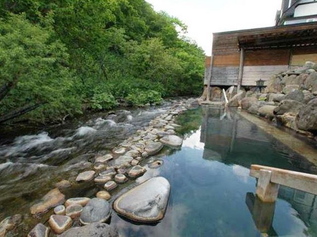 北海道の山奥深く、川のそばにたたずむ秘湯♪