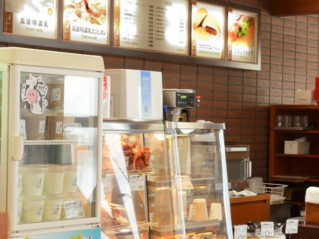 箱根に観光に来た方が立ち寄るドライブインの売店です！