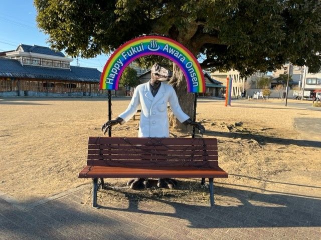 駅の近くの公園には恐竜と写真を撮れるスポットがあります！
ぜひ2ショット撮ってください。