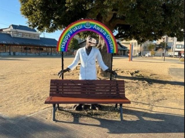 駅の近くの公園には恐竜と写真を撮れるスポットがあります！
ぜひ2ショット撮ってください。