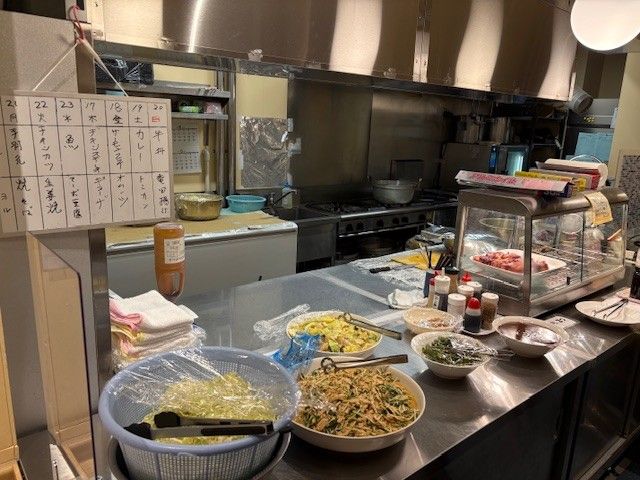 従業員食堂です。メニューは日替わりで美味しいと評判です。