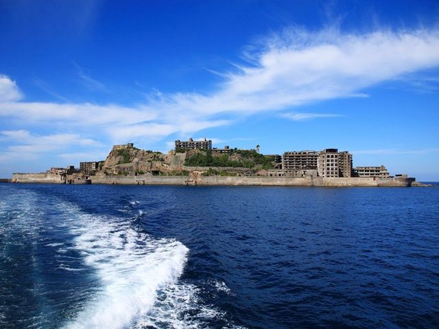 炭鉱で栄えた無人島。廃墟群が当時の姿を伝えています。