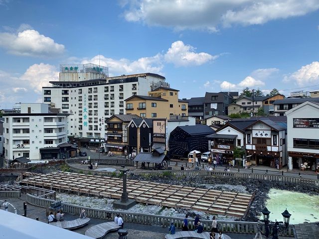 観光名所「湯畑」が目の前♪（テラスからの景色です）