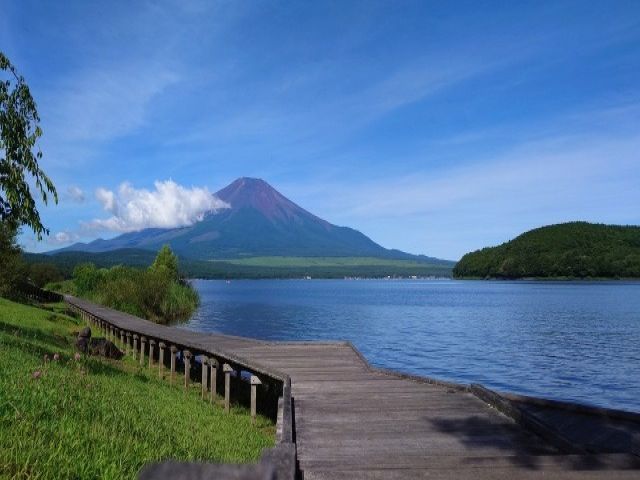 ★四季折々の姿を見せる山中湖畔★
湖畔に反射する富士山は息を飲む美しさです！