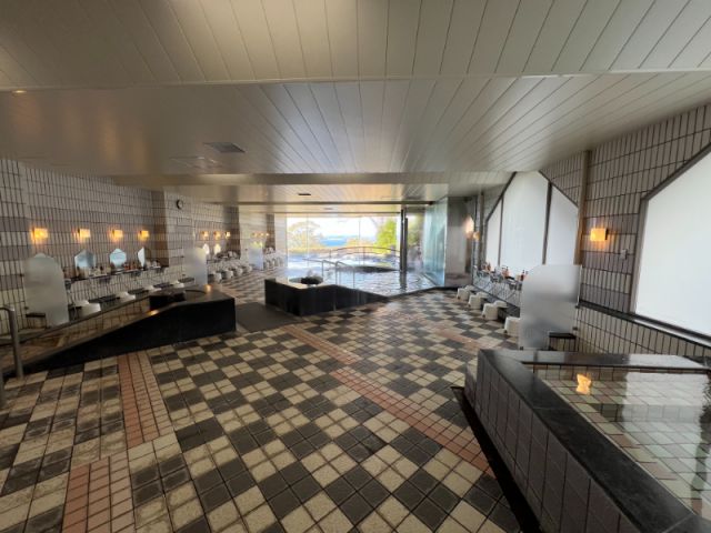 海を一望できる大浴場が利用できます◎