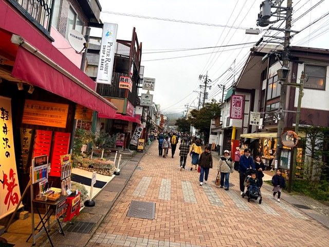 軽井沢は商店街やお土産屋さんに充実してます