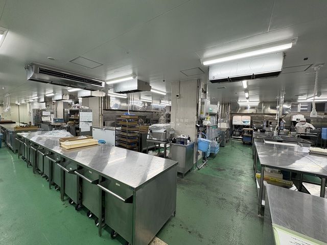 リニューアルオープンしたてなので厨房も綺麗です！